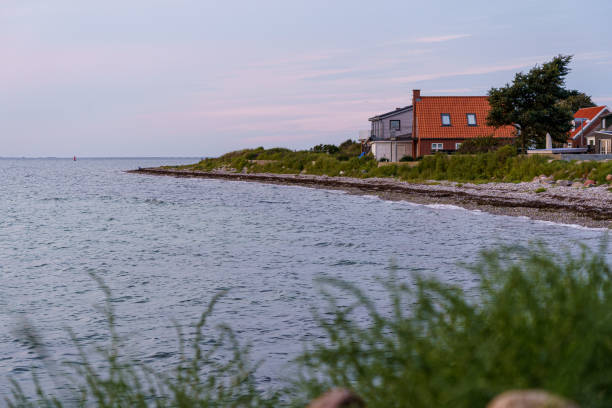 バルト海を見下ろす海岸沿いのビーチハウスでの夜 - denmark beach beach house house ストックフォトと画像