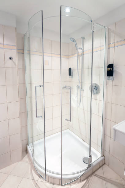 バスルームの透明なコーナーガラスシャワーキャビン - bathroom shower glass contemporary ストックフォトと画像