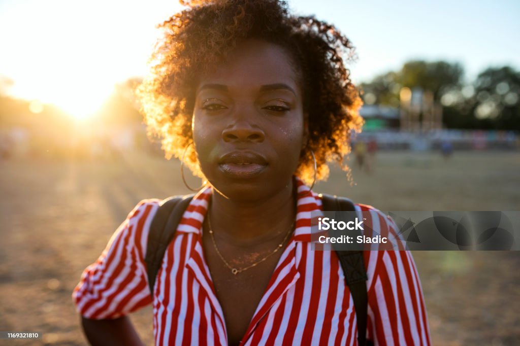 Retrato de una joven africana - Foto de stock de Luz del sol libre de derechos