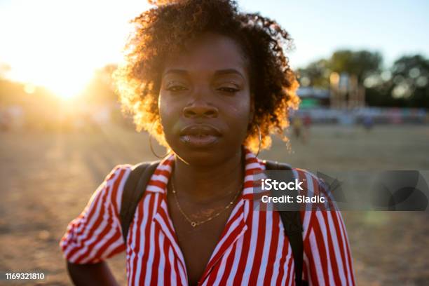 Retrato De Una Joven Africana Foto de stock y más banco de imágenes de Luz del sol - Luz del sol, Afrodescendiente, Carnaval