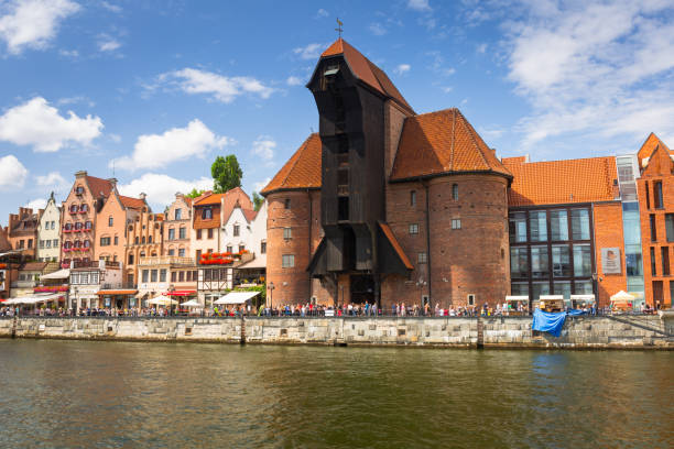 gdansk con hermoso casco antiguo sobre el río motlawa, polonia. - editorial eastern europe europe reflection fotografías e imágenes de stock