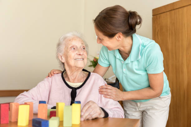 demencia – cuidadora en el hogar y mujer adulta de adulto - occupational therapy fotografías e imágenes de stock