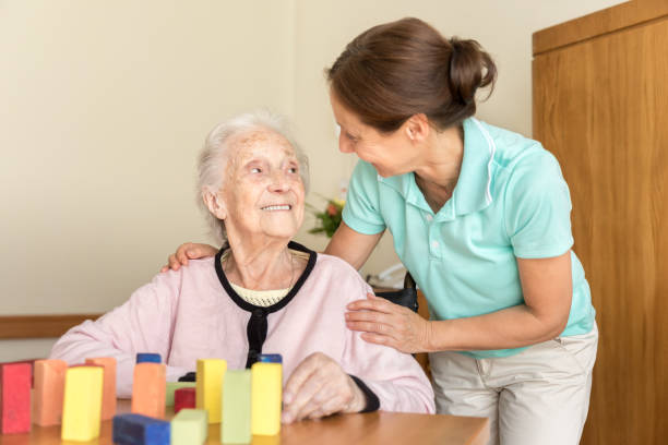 demencja – opiekun domu i starsza dorosła kobieta - nursing home senior adult home caregiver physical therapy zdjęcia i obrazy z banku zdjęć