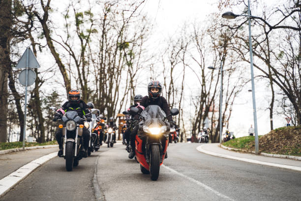 bikerinnen unterwegs - motorradfahrer stock-fotos und bilder