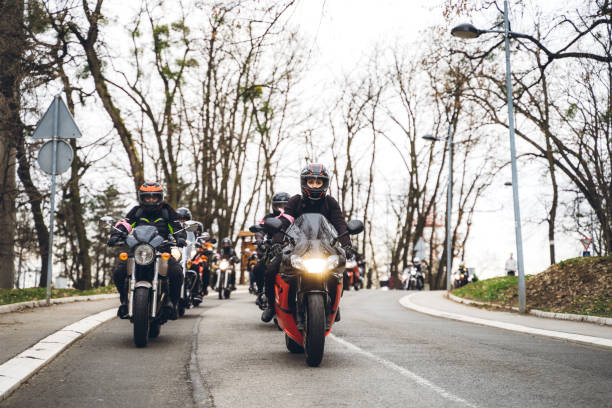 motocicliste su strada - motorcycle biker sport city foto e immagini stock