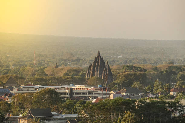 temple de prambanan - borobudur ruins photos et images de collection