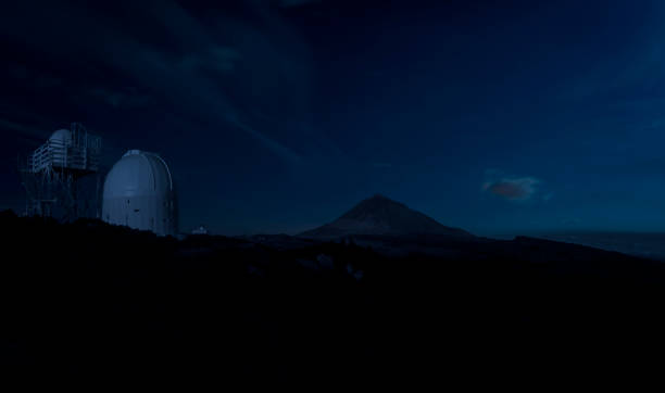 astronomical observatory in the night sky - astrophysic imagens e fotografias de stock