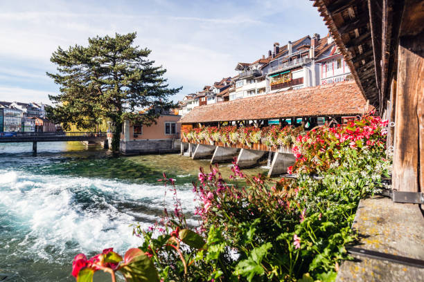 historische holzbrücke über den fluss aare in thun, berner oberland, schweiz - bernese oberland thun oberland panoramic stock-fotos und bilder