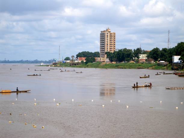 stadtbild von bangui am rechten ufer des flusses ubangui - fischer auf kanus, zentralafrikanische republik - bangui stock-fotos und bilder