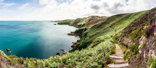 paesaggio costiero tra bouley bay e gorey bay, jersey island, regno unito - horizon summer beach cliff foto e immagini stock