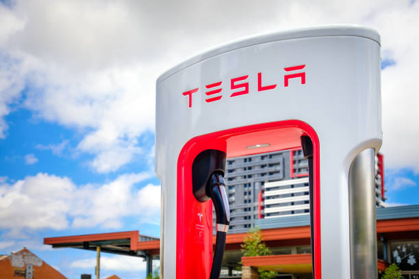 tesla supercharger para modelos ev - street stall - fotografias e filmes do acervo