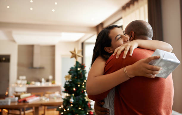 boże narodzenie to czas dawania - giving christmas lifestyles holiday zdjęcia i obrazy z banku zdjęć