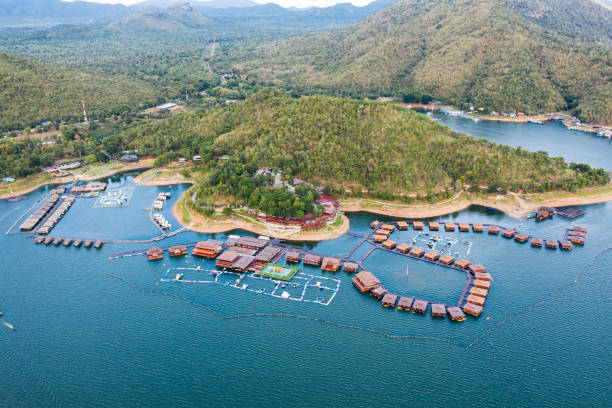 complejo de balsa de madera flotando en la presa con la montaña en kanchanaburi - rafting thailand river inflatable raft fotografías e imágenes de stock