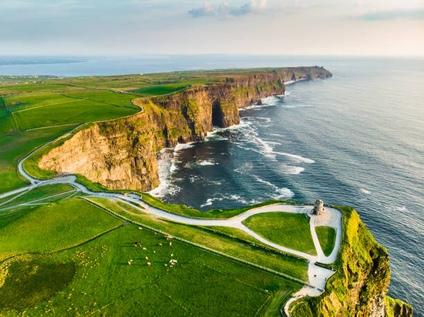 scogliere di moher di fama mondiale, una delle destinazioni turistiche più popolari in irlanda. vista aerea di una nota attrazione turistica sulla wild atlantic way nella contea di clare. - republic of ireland cliffs of moher cliff sunset foto e immagini stock