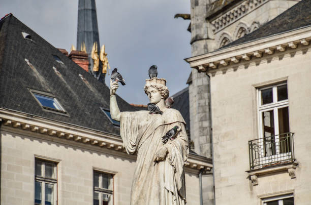 statu de una mujer en un centro de la ciudad - renaissance baroque style sculpture human face fotografías e imágenes de stock