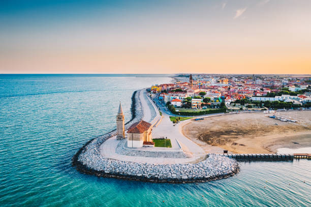 ciudad y playa de caorle en italia durante el verano - veneto fotografías e imágenes de stock