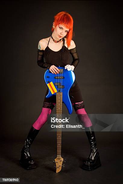 Romantyczne Rock Dziewczyna Z Gitara Basowa - zdjęcia stockowe i więcej obrazów Gitara basowa - Gitara basowa, Neutralne tło, Artysta