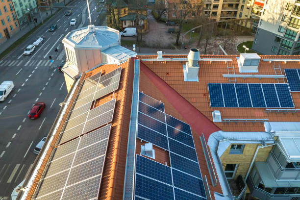 アパートの屋根の上に太陽写真のボルタキのパネルシステムの空中写真。再生可能なエコロジカルグリーンエネルギー生産コンセプト。 - voltaic ストックフォトと画像