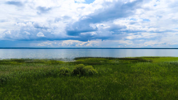 plescheevo-lago em pereslavl-zalessky, rússia. opinião pitoresca da paisagem - plescheevo - fotografias e filmes do acervo