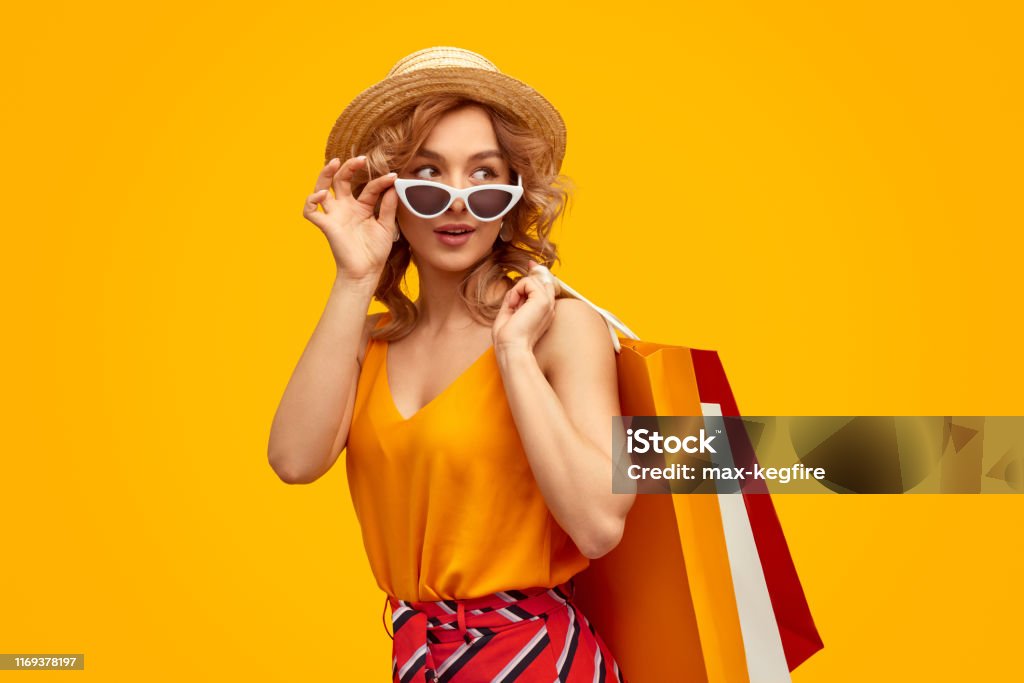 Stilvolle shopaholic mit Einkäufen - Lizenzfrei Frauen Stock-Foto