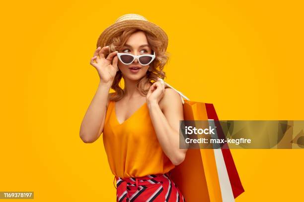 Stilvolle Shopaholic Mit Einkäufen Stockfoto und mehr Bilder von Frauen - Frauen, Einzelhandel - Konsum, Sommer
