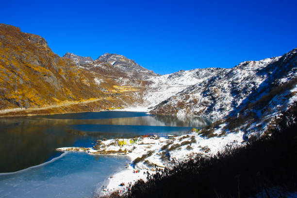el lago tsomgo, también conocido como lago tsongmo o lago changu, es un lago glaciar en el distrito de east sikkim - glacier himalayas frozen lake fotografías e imágenes de stock