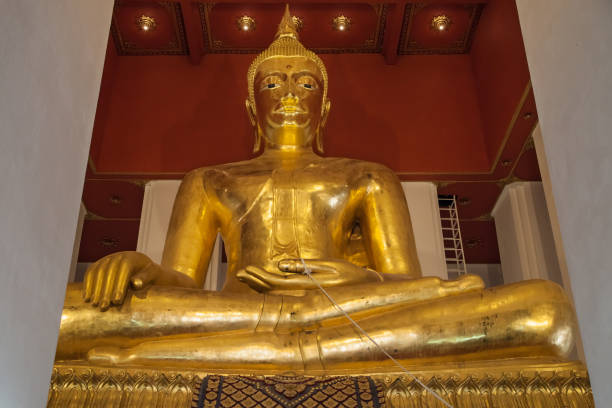 phra mongkhon bophit - restoring art gilded statue imagens e fotografias de stock