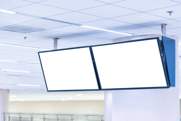 пустой экран рекламного монитора в аэропорту. - sign station contemporary escalator стоковые фото и изображения