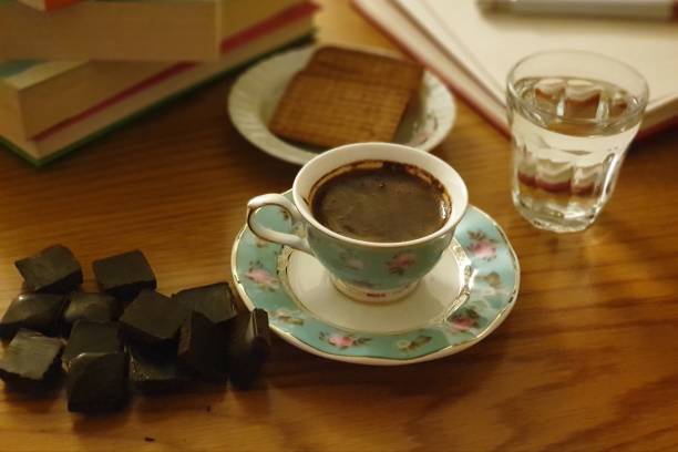 turkish coffee with bitter chocolate - coffee table non alcoholic beverage turkish coffee black coffee imagens e fotografias de stock