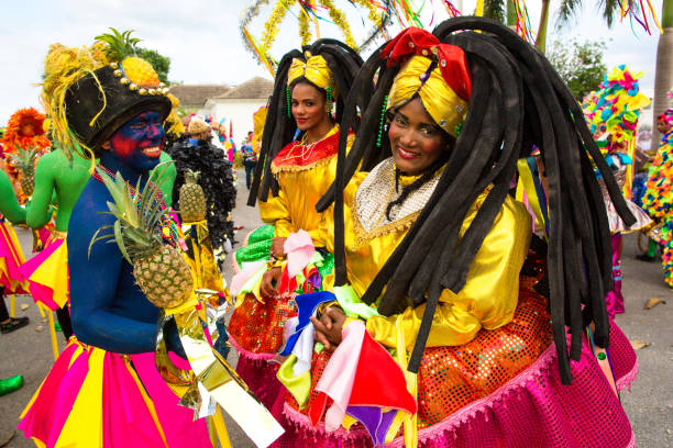 filles dans des costumes colorés au festival - anatolya photos et images de collection