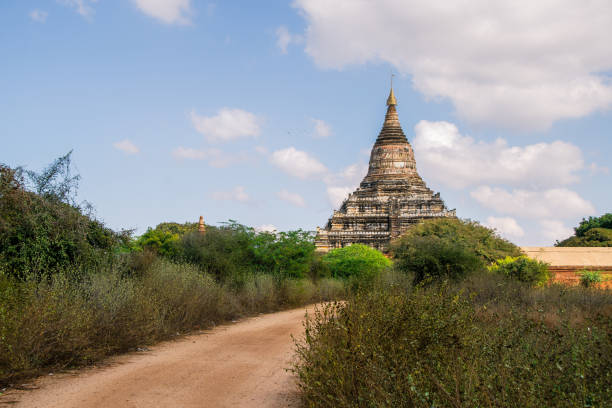 shwesandaw pagoda - myanmar bagan temple ayeyarwady river imagens e fotografias de stock