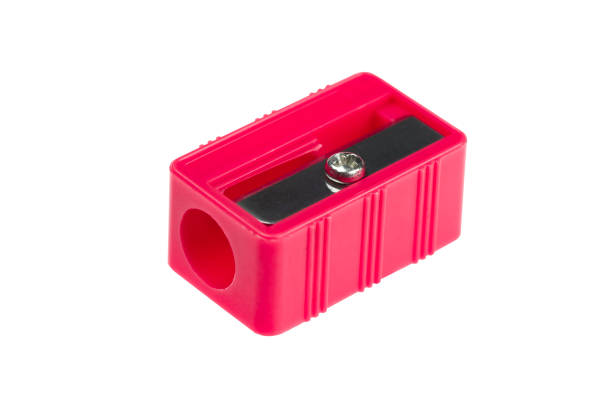 sharpener vermelho do close-up um lápis isolado no fundo branco com trajeto de grampeamento. - pencil black sharp color image - fotografias e filmes do acervo