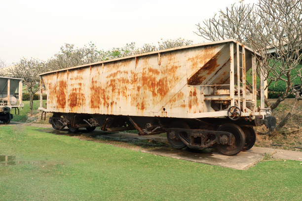 alte rostige aus der ordnung zug des bergbaus, verlassenzug auf grünem garten hochauflösende bildergalerie. - train coal mining australia stock-fotos und bilder