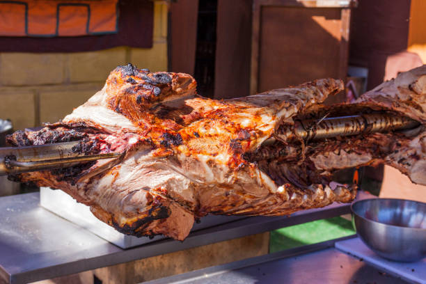 grande barbecue per un banchetto - medieval banquet food dinner party foto e immagini stock