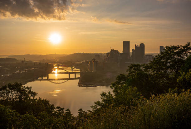 ciudad de pittsburgh, pensilvania al amanecer - mt washington fotografías e imágenes de stock