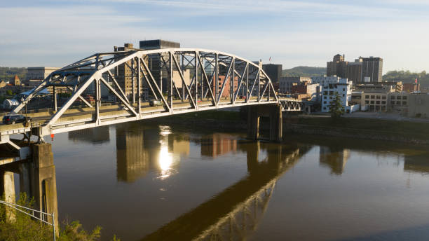 south side bridge sul fiume kanawha charleston west virginia state capitol - kanawha foto e immagini stock