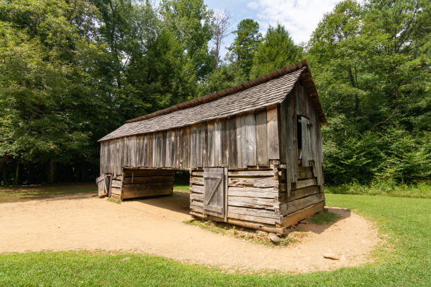 old farm building, cades cove, smokey mountain national park, tennessee. - cades imagens e fotografias de stock