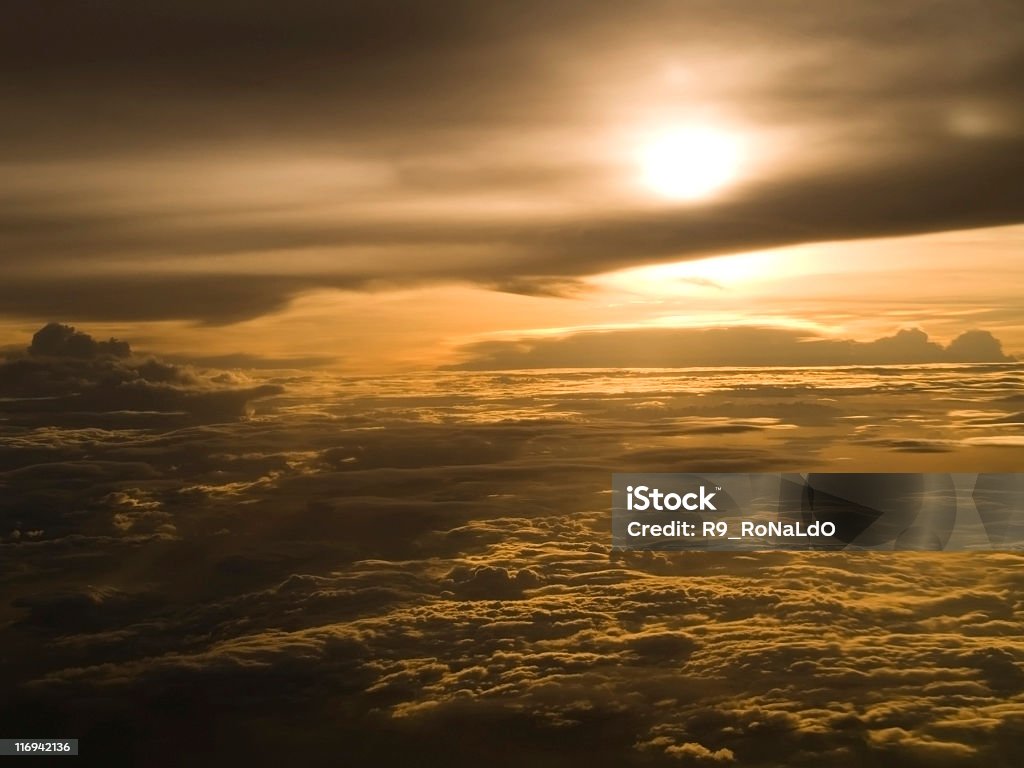 O sol acima de ouro Nuvem - Royalty-free Admirar a Vista Foto de stock
