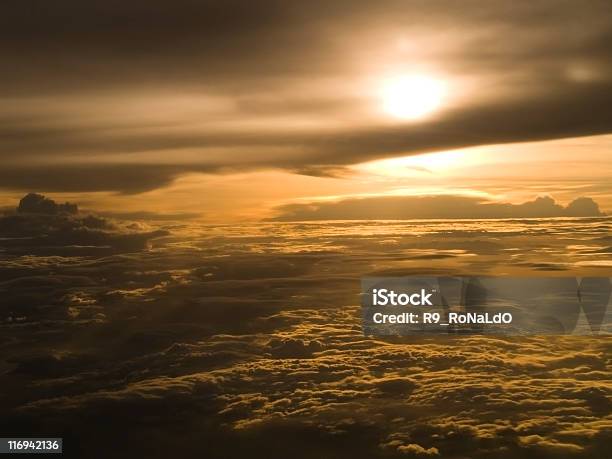 O Sol Acima De Ouro Nuvem - Fotografias de stock e mais imagens de Admirar a Vista - Admirar a Vista, Amanhecer, Ao Ar Livre