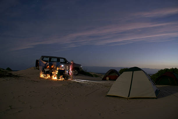 campeggio sulla spiaggia - outback desert australia sky foto e immagini stock