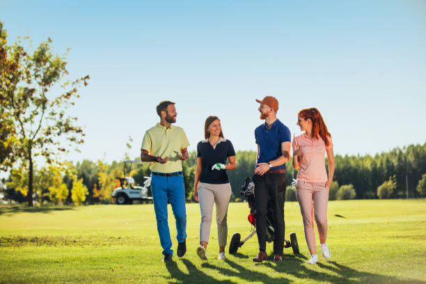 gran diversión en el campo de golf - golf athlete fotografías e imágenes de stock