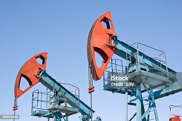Indústria Petrolífera - Fotografias de stock e mais imagens de Bomba Petrolífera - Bomba Petrolífera, Claro, Cor Viva