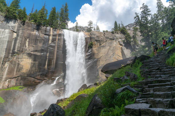 vernal falls yosemite national park, californie - parc national de yosemite photos et images de collection
