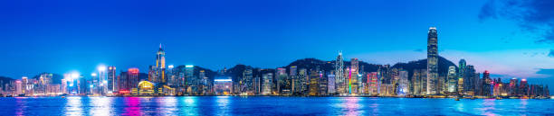 vista panor�ámica del puerto victoria en hong kong por la noche - hong kong asia skyline night fotografías e imágenes de stock