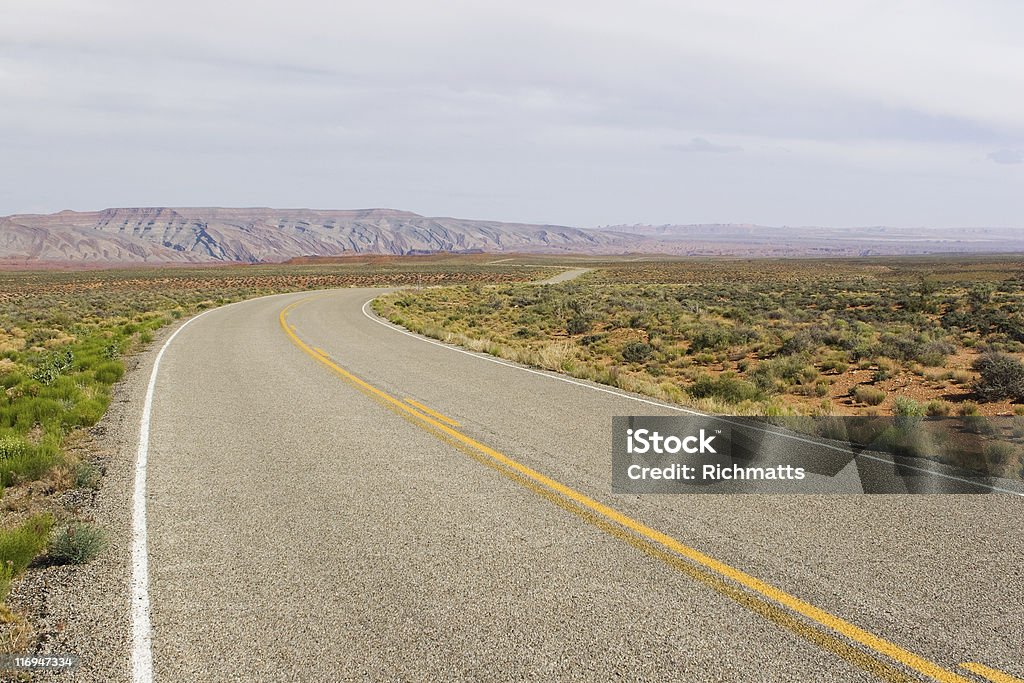 Strada attraversando deserto - Foto stock royalty-free di Accessibilità