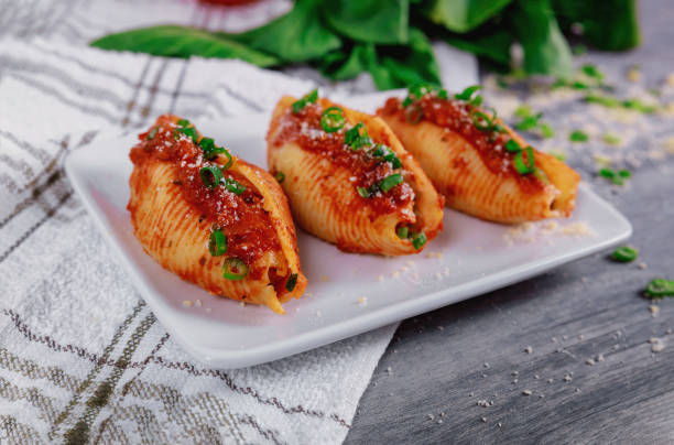 pasta de cáscaras rellenas con un queso ricotta y carne. - stuffing fotografías e imágenes de stock