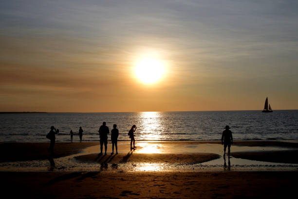 por do sol da praia de mindil darwin território do norte austrália - darwin northern territory australia beach - fotografias e filmes do acervo