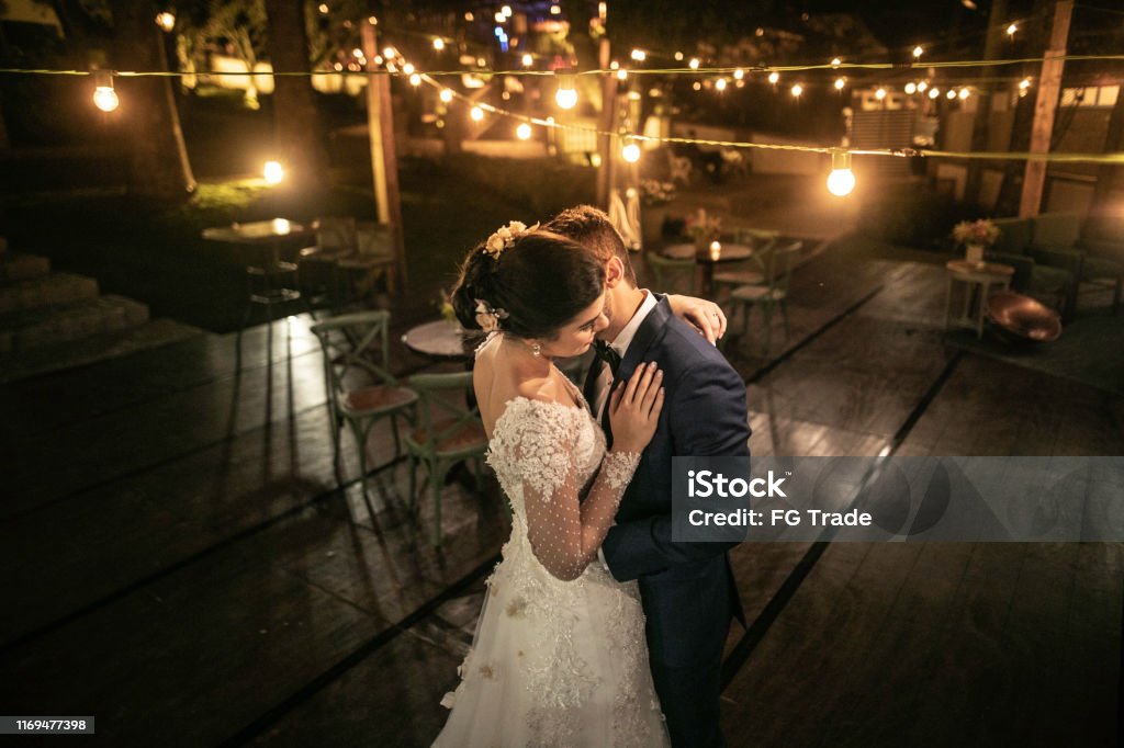 Feliz Pareja Recién Casada Bailando Sola En La Pista De Baile Foto de stock y más banco de imágenes de Boda - iStock Feliz Pareja Recién Casada Bailando Sola En La Pista De Baile Foto de stock y más banco de imágenes de Boda - iStock