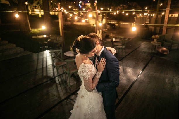 feliz pareja recién casada bailando sola en la pista de baile - recién casados fotos fotografías e imágenes de stock