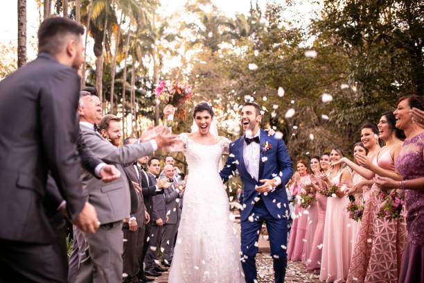 confetti gooien op gelukkig newlywed paar - bloemblaadje fotos stockfoto's en -beelden